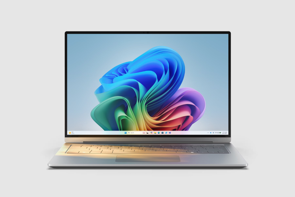 Ноутбук с экраном, на котором отображается интерфейс операционной системы Windows 11.