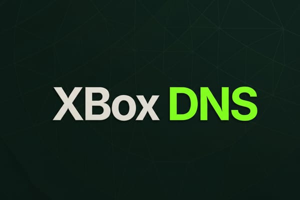 Надпись Xbox DNS на темно-зеленом фоне: Xbox белым, DNS зеленым.